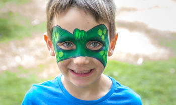 Koen Zigmantis with face painting at Acoustic Afternoons.