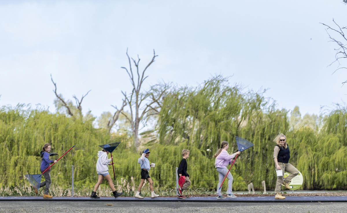 Keeper and five guests walking right in a line, at Kyabram's "Keeper For A Day" Encounter.